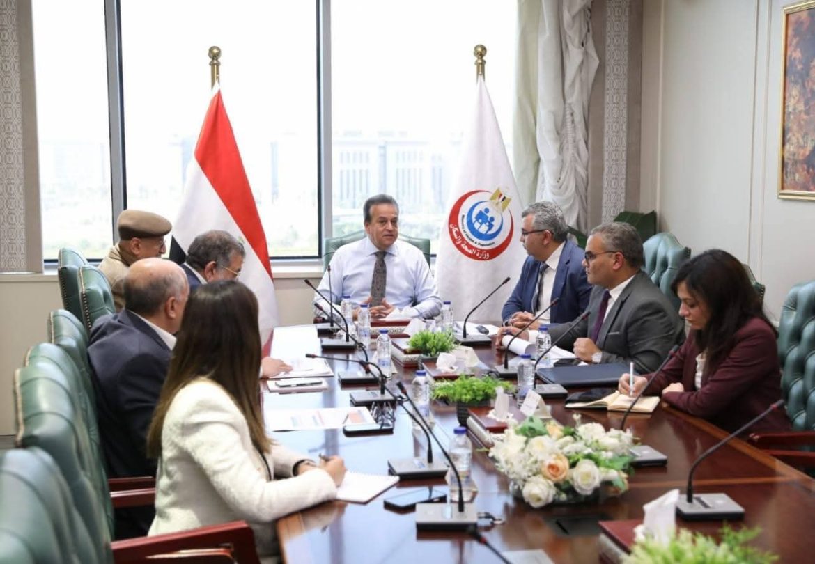 وزير الصحة يتابع التدفقات المالية بعددٍ من المشروعات الصحية