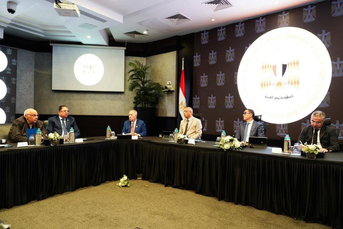 وزير الاستثمار يبحث تعزيز الاستثمار المحلي مع أعضاء اتحاد المستثمرين