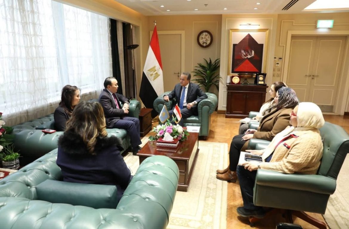 وزير الصحة يبحث التعاون في تكنولوجيا تصنيع الأدوية مع سفير كازاخستان