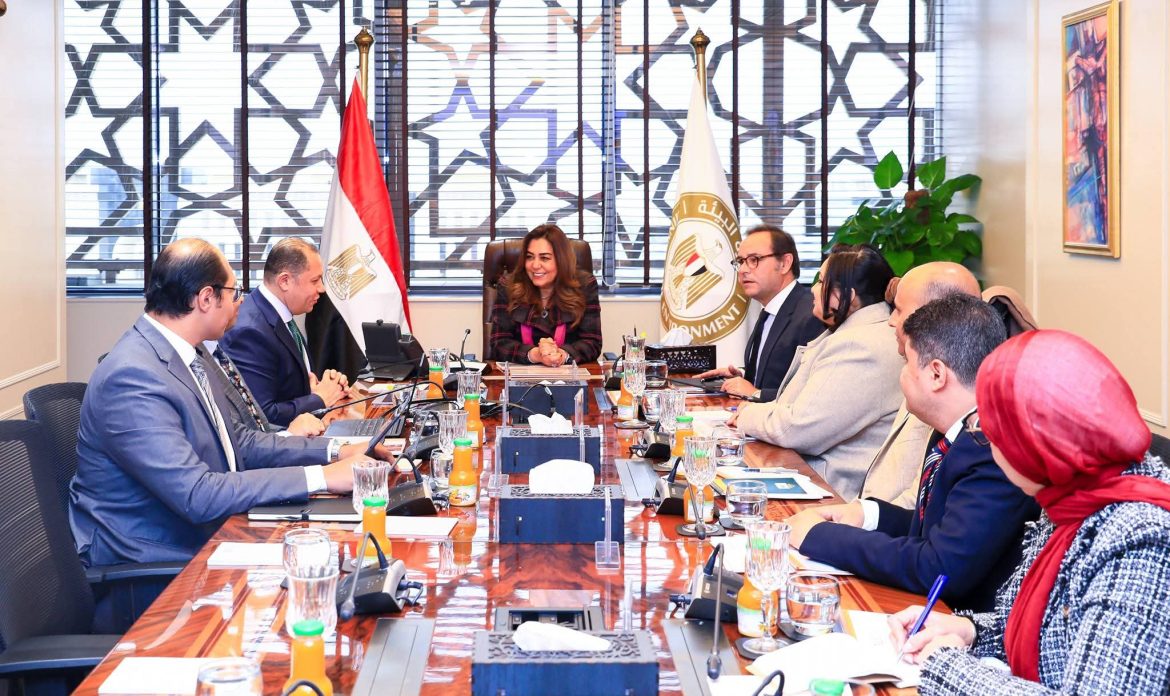 وزيرة البيئة تناقش آليات تنفيذ مشروعات طاقة الرياح في خليج السويس