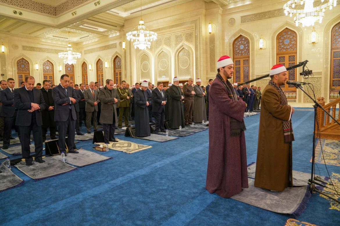 الرئيس السيسي أدي صلاة الفجر بمسجد العزيز الحكيم بالمقطم