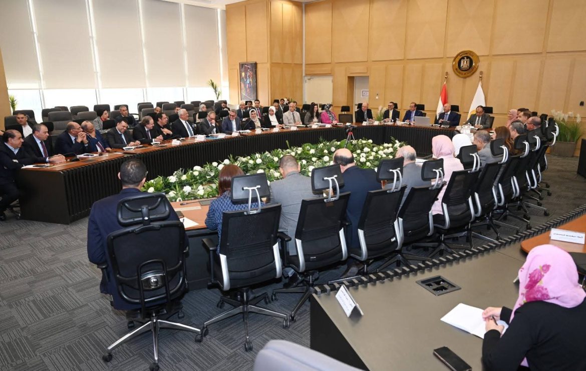 وزير الصناعة يبحث سبل تعميق التصنيع المحلي وتقليل فاتورة الواردات