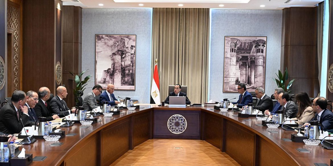 رئيس الوزراء يتابع خطط النهوض بشركات السكر التابعة لوزارة التموين