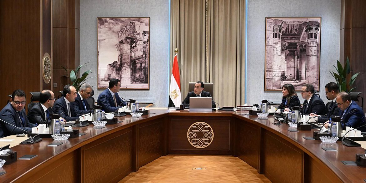 رئيس الوزراء يتابع عدداً من ملفات العمل بوزارة الإسكان