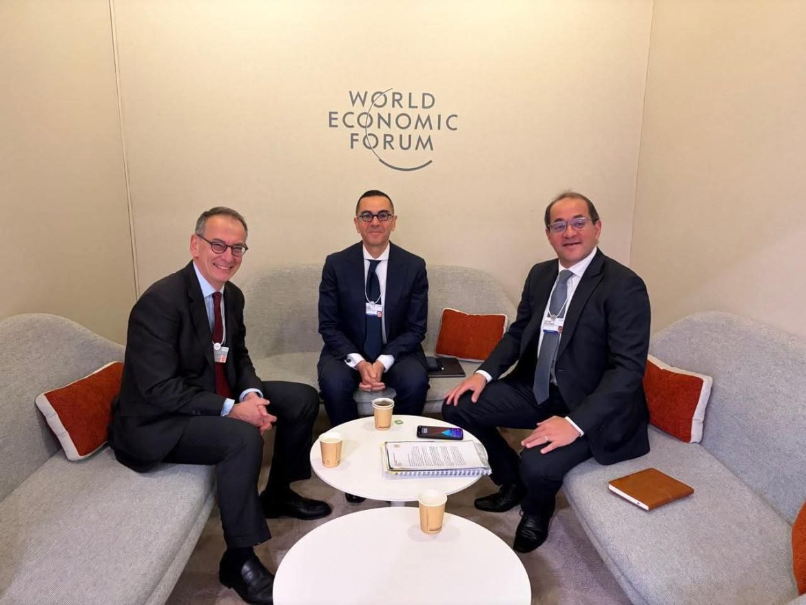 وزيرا الاستثمار والمالية يستعرضان تطورات الأوضاع الاقتصادية مع مسؤولى البنك الأوروبي