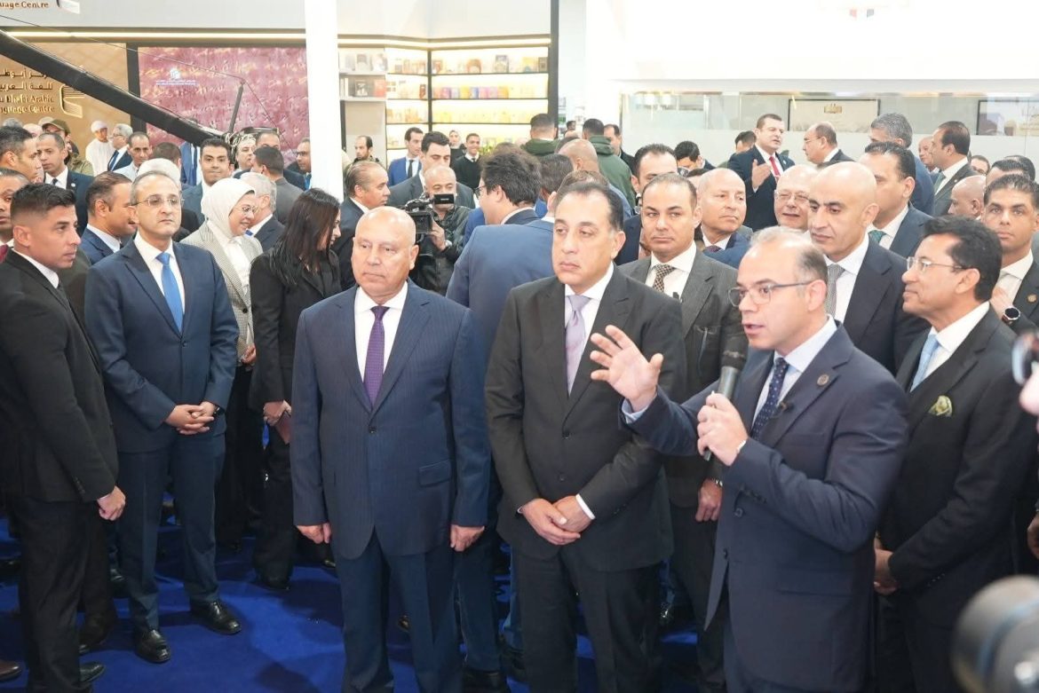 رئيس مجلس الوزراء يتفقد جناح هيئة الرقابة المالية بمعرض القاهرة الدولي للكتاب