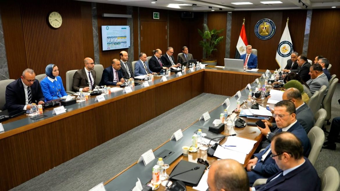 البترول: تكثيف توطين صناعة منتج PVC المستخدم في الوثائق المؤمنة