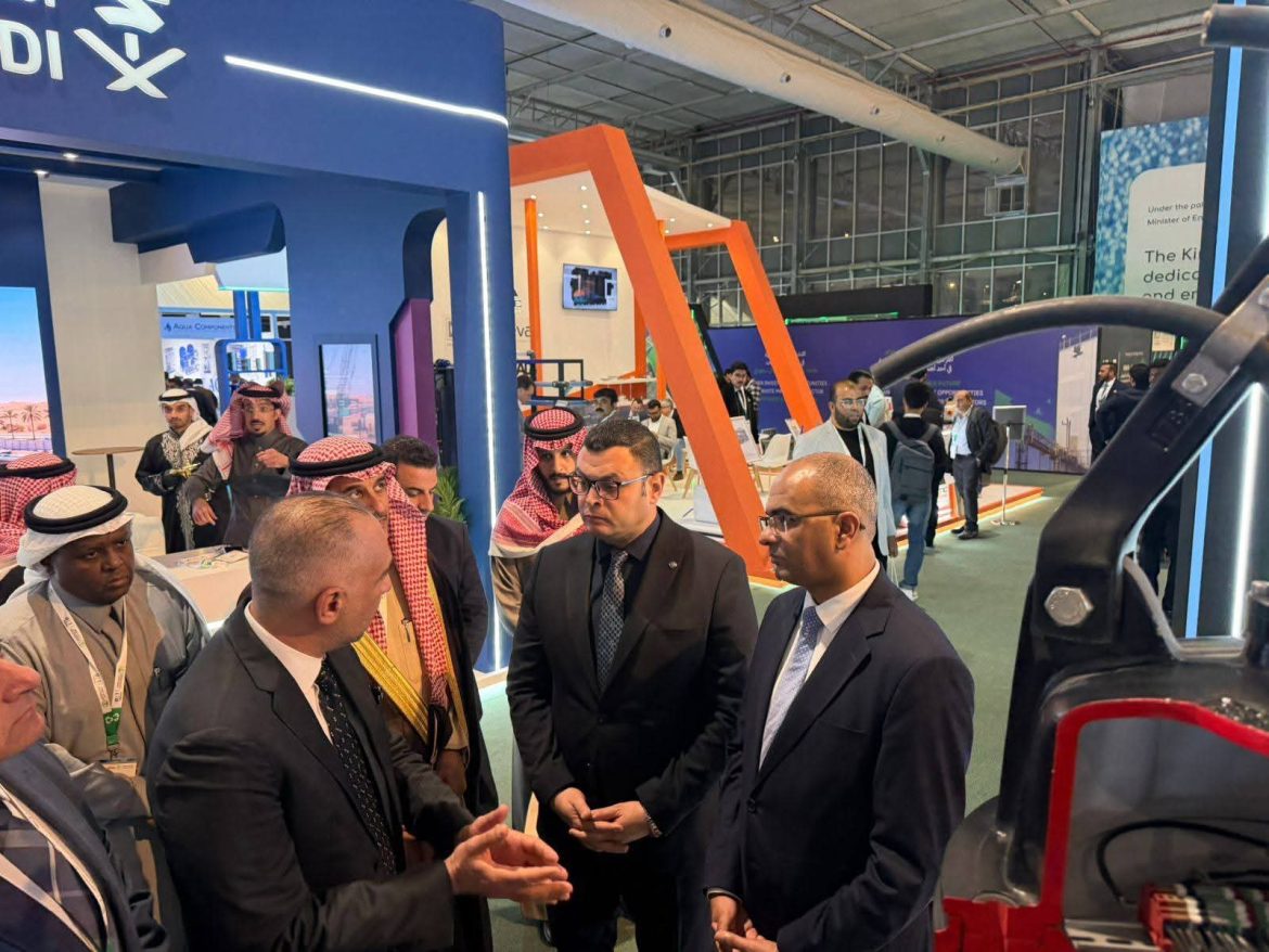 وزير الإسكان يبحث توطين التكنولوجيا وجذب الاستثمارات العالمية