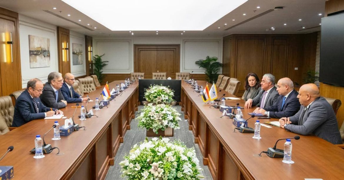 اقتصادية قناة السويس: بحث فرص التعاون في مجالات الطاقة المتجددة