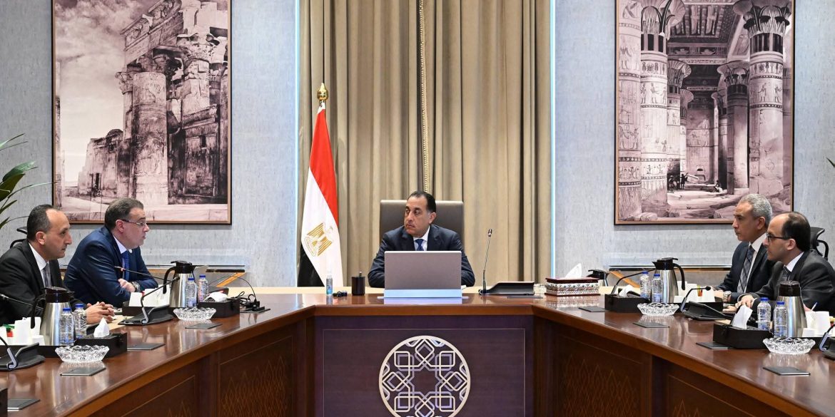 رئيس الوزراء يتابع عددا من ملفات العمل مع رئيس جهاز التنظيم والإدارة