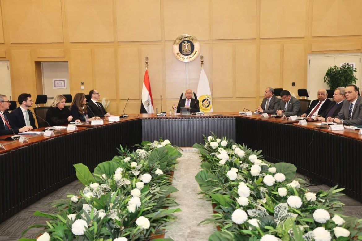 وزير النقل يبحث توطين صناعة وسائل النقل المختلفة مع كبرى الشركات النمساوية