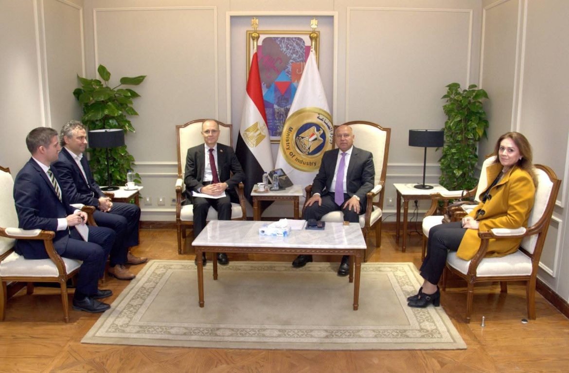 وزير النقل يبحث في مجال تصنيع السيارات الكهربائية مع سين كارز البلغارية