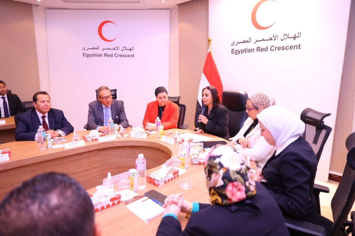 بنكا الأهلي وناصر يوقعان برتوكولي تعاون مع الهلال الأحمر المصري لتعزيز الشراكة