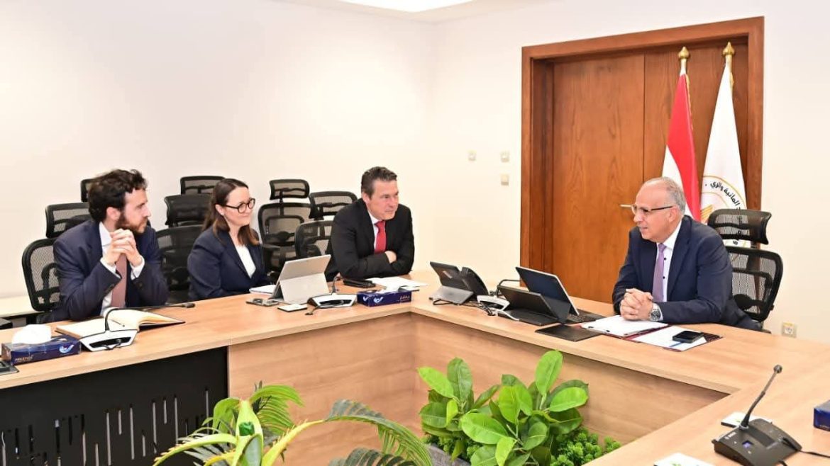 الموارد المائية تبحث التعاون مع بنك التنمية والإعمار الأوروبي في مجال المياه