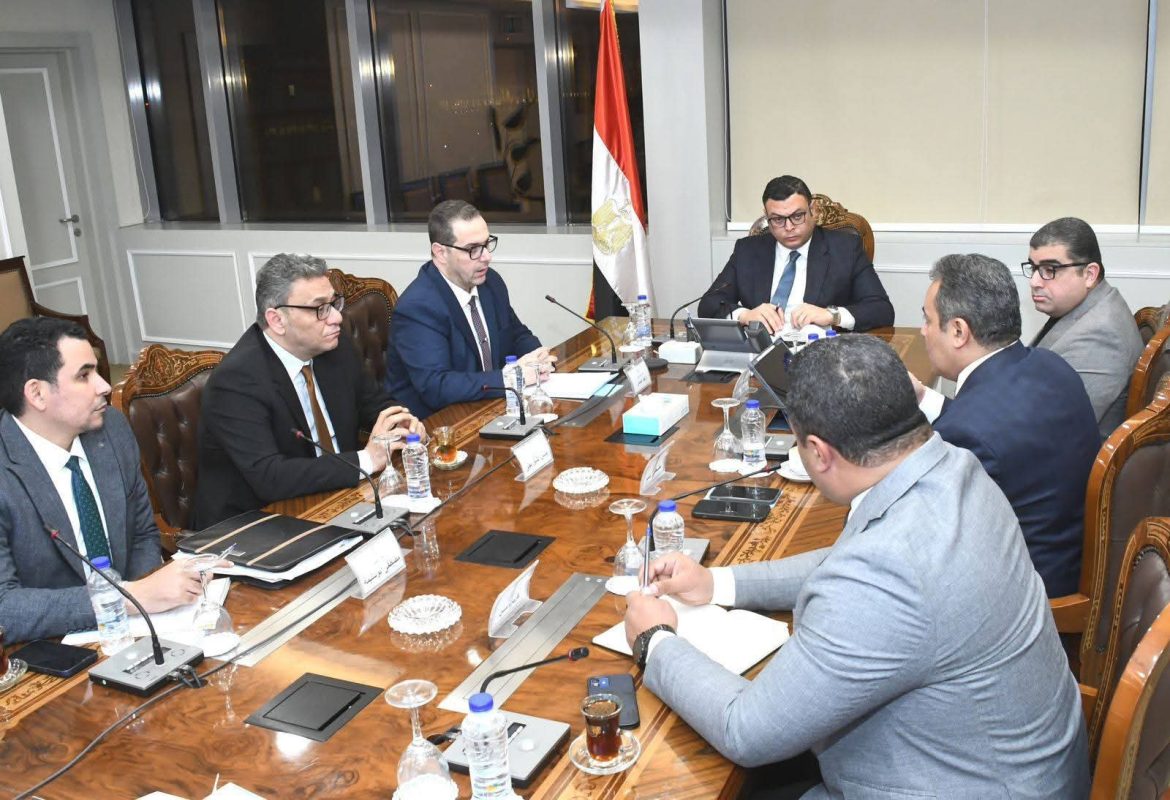 وزير الإسكان يبحث تنفيذ ملفات عمل الهيئة العامة للتنمية السياحية