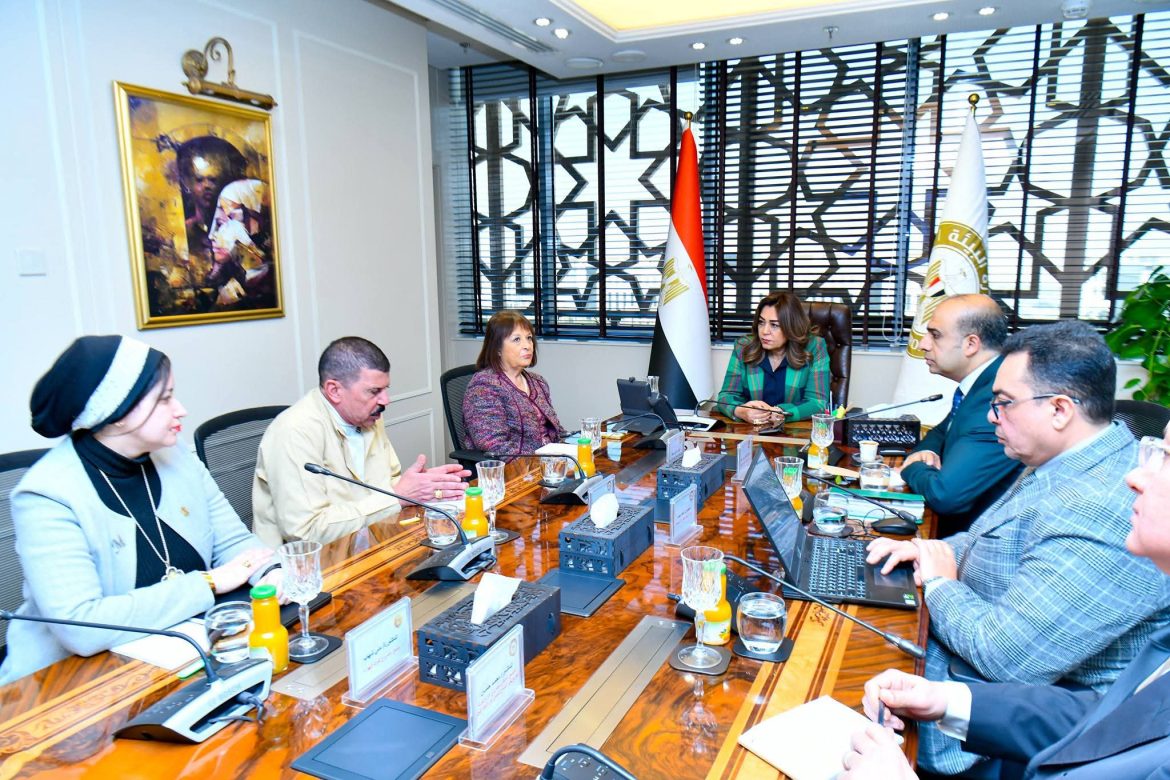 وزيرة البيئة تبحث منع تكرار الحرائق وتحقيق السلامة البيئية والصحية