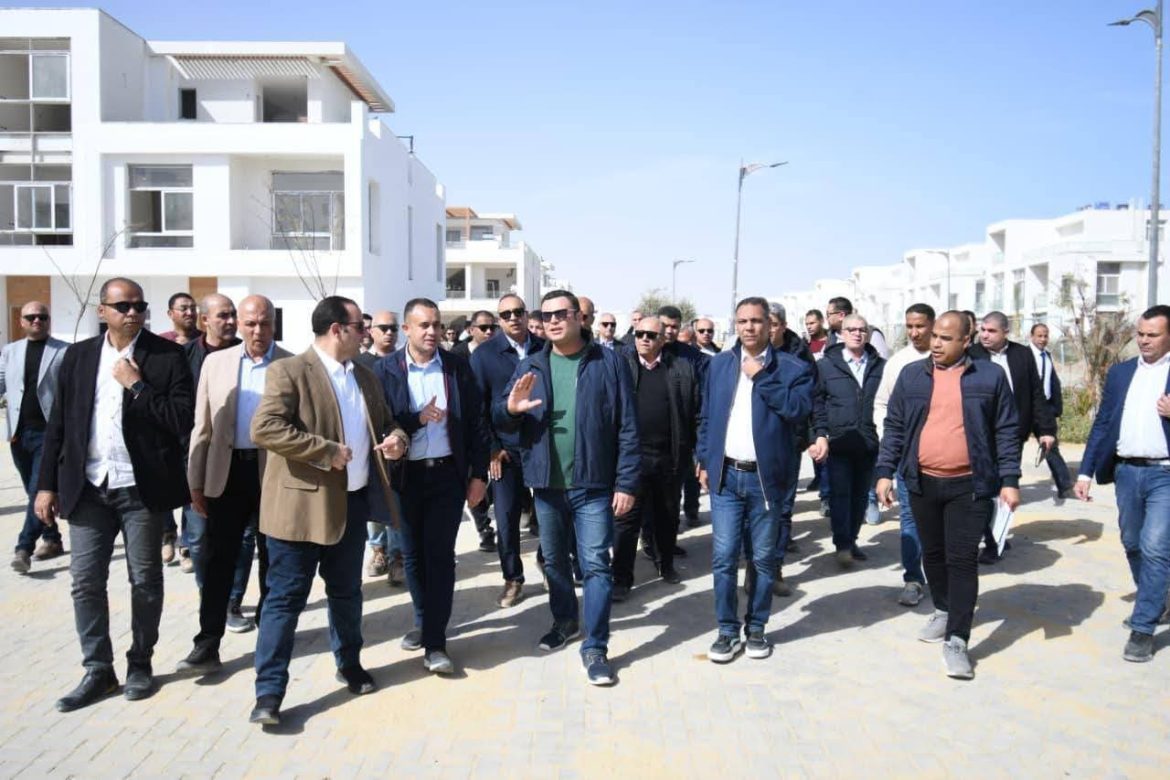 وزير الإسكان يتفقد تنفيذ الأعمال بالمناطق الجاري العمل بها بالعلمين الجديدة