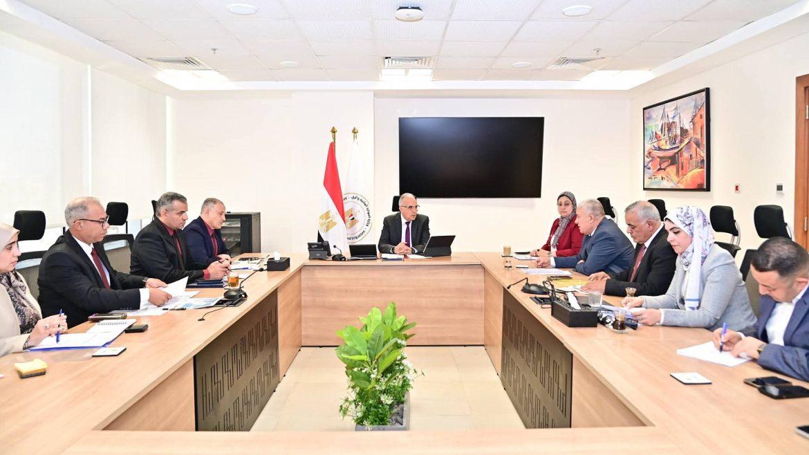 وزير الري يوجه بدراسة طلبات المواطنين طبقاً للقوانين والاشتراطات المنظمة