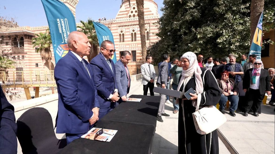 رئيس الوزراء يُتابع تسكين الأسر العائدة إلى وحداتهم  في درب اللبانة بالقاهرة