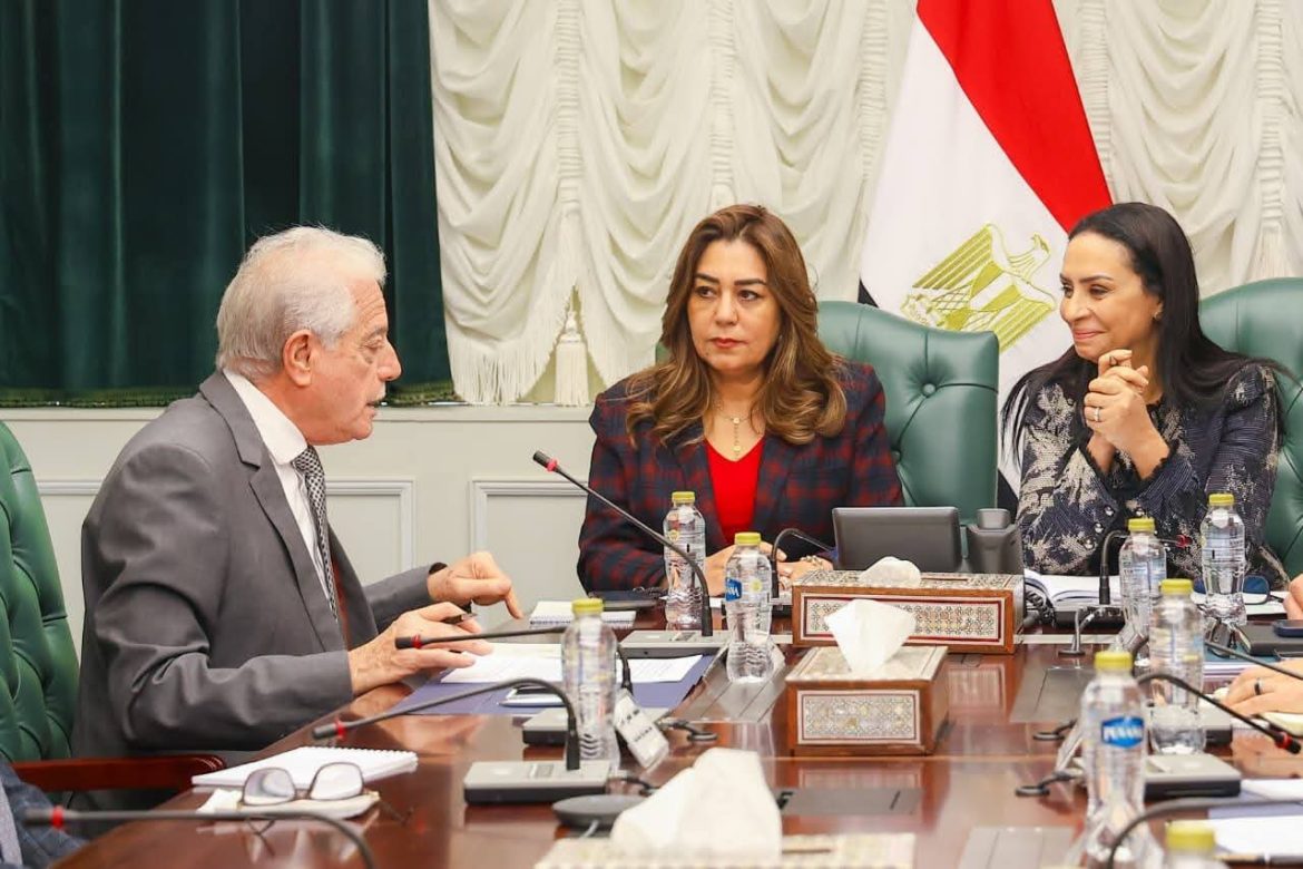 التضامن الاجتماعي تبحث إقامة مهرجان موسع للحرف التراثية بالمحافظات