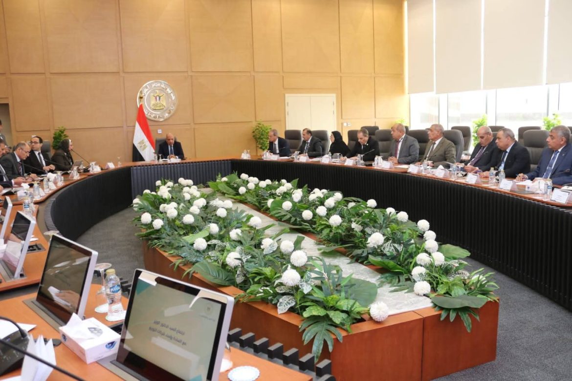 وزير الكهرباء يراجع ضمان استقرار واستدامة التيار الكهربي قبل حلول رمضان