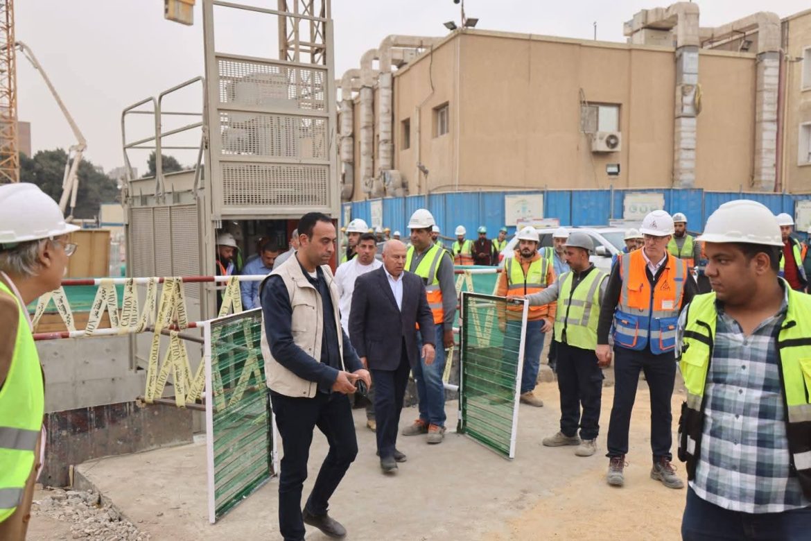 وزير النقل يتفقد الهبوط الأرضي بجوار أحد العقارات بمصر القديمة