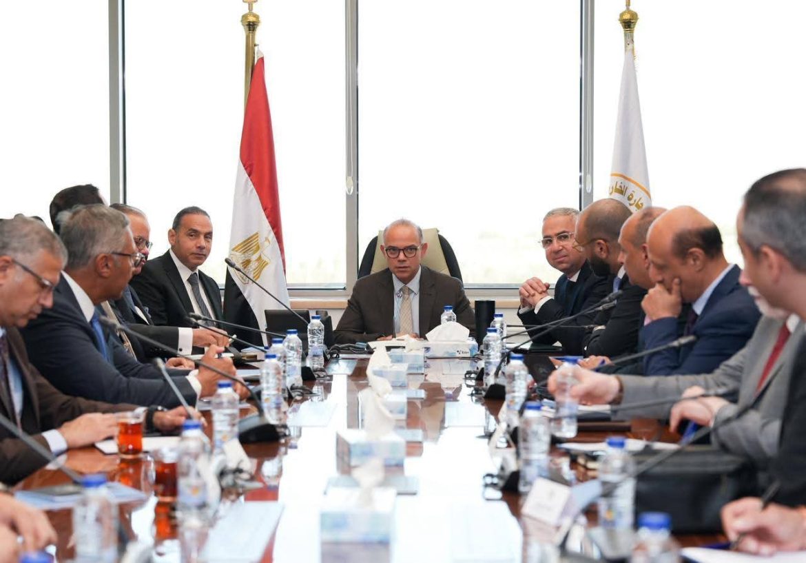 وزير الاستثمار يبحث بناء منظومة إلكترونية لتيسير عمليات اعتماد المحاضر