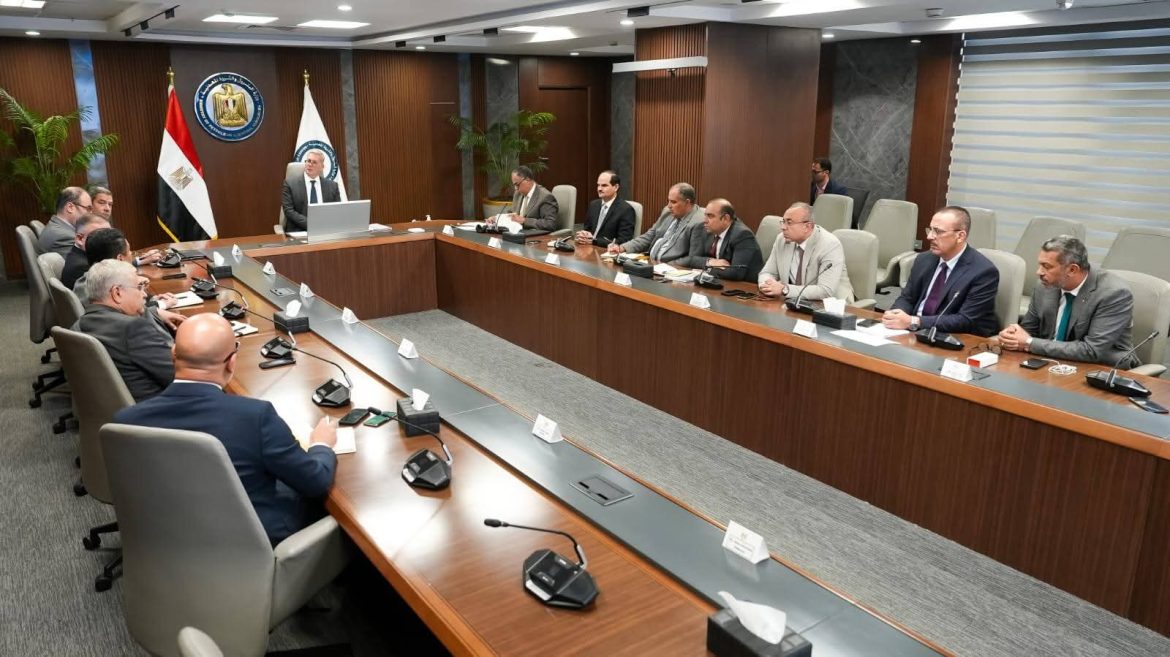 وزير البترول يتابع تطوير تكنولوجيا حفر الآبار لزيادة الإنتاج البترولي