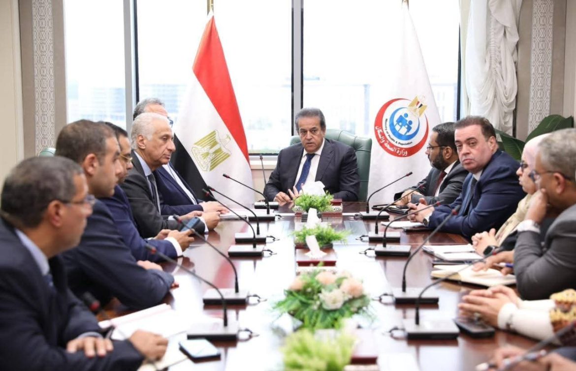 وزير الصحة يبحث تفعيل تقنية الروبوت الجراحي مع «تكنويڤ» و«ميدبوت»