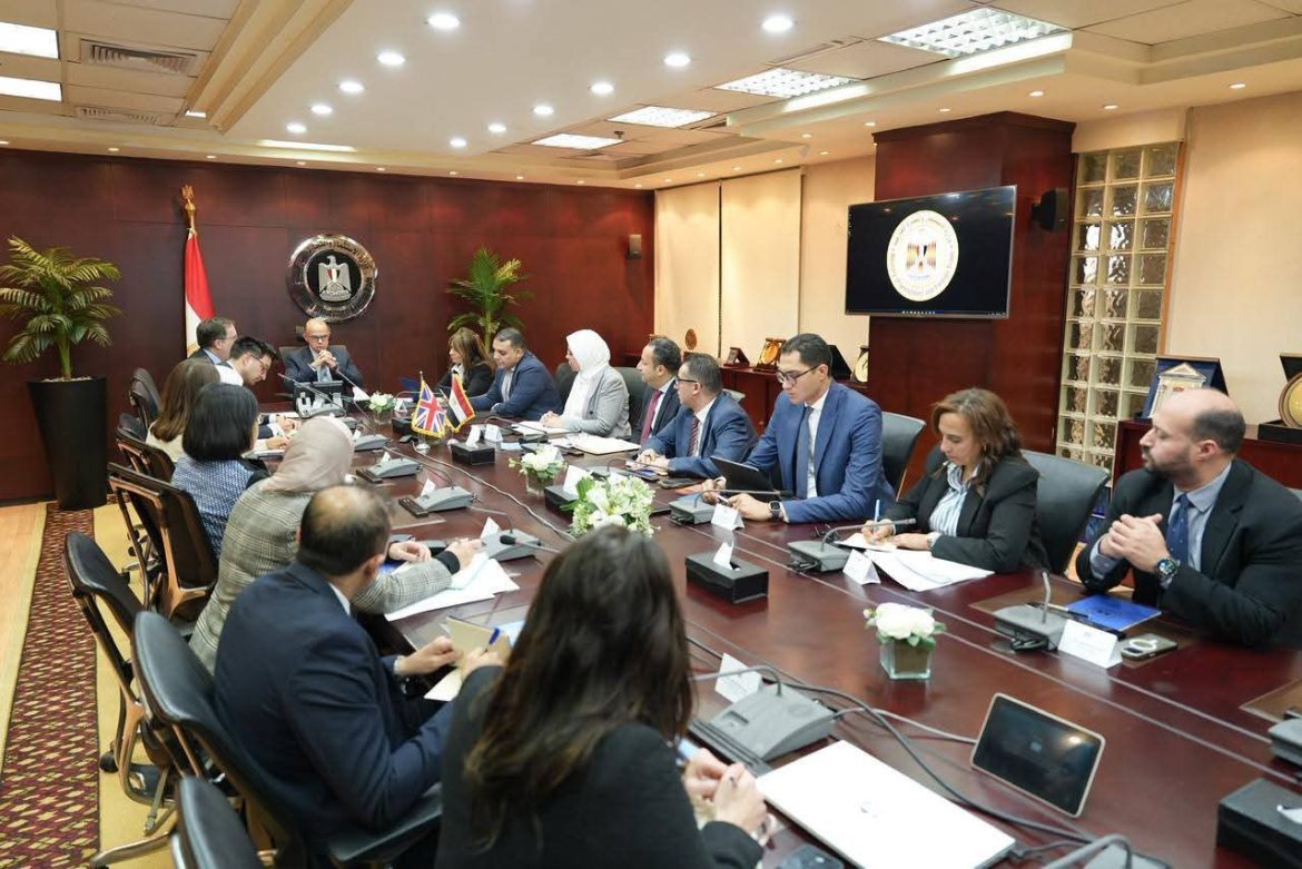 وزير الاستثمار يبحث تعزيز الشراكة الاقتصادية والاستثمارية مع السفير البريطاني