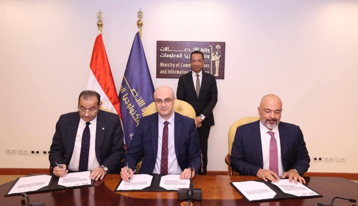 المصرية للاتصالات وإي آند مصر والقومي لتنظيم الاتصالات يوقعون اتفاقيات تجارية
