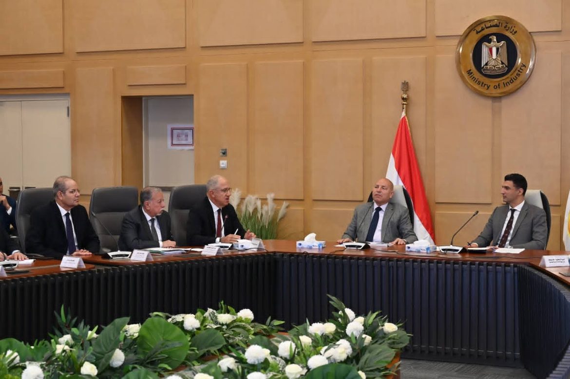 وزير الصناعة يبحث تطوير منطقة شق الثعبان وتعزيز صناعة الرخام والجرانيت