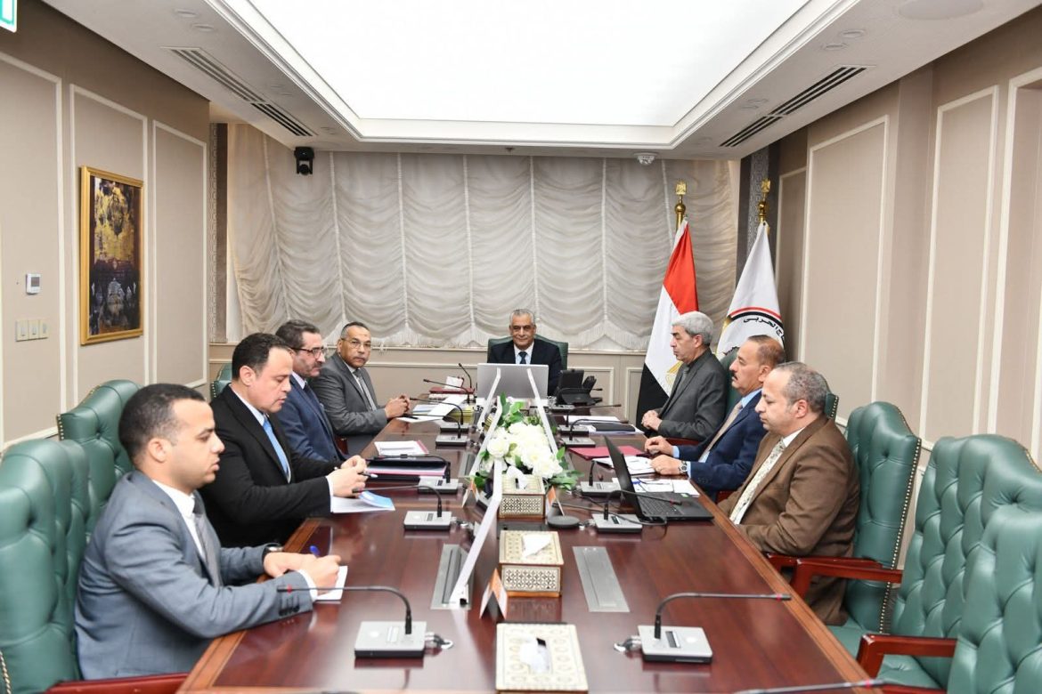 وزير الإنتاج الحربي: يبحث مواكبة التطور العالمي وتوطين التكنولوجيا