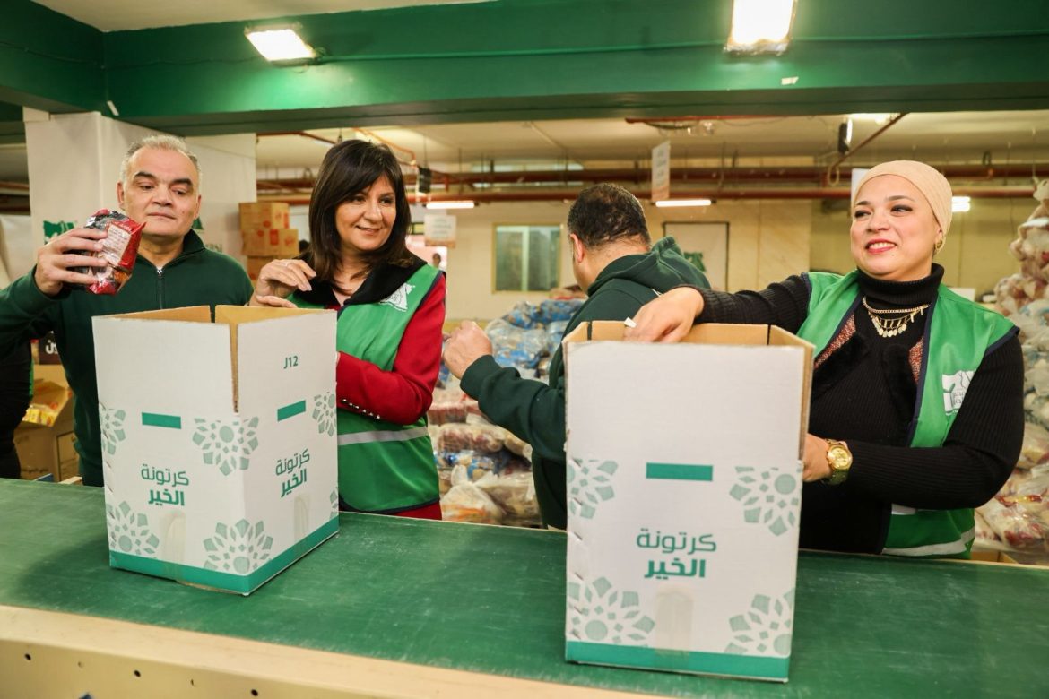 نبيلة مكرم تشارك في تعبئة كراتين «مصر الخير» ضمن حملة «إفطار صائم»