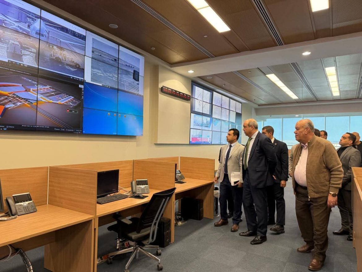 وزير الطيران يتابع حركة التشغيل فى أعقاب الأحداث الجاريه