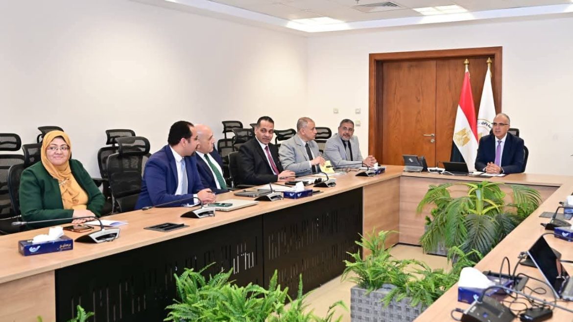 وزير الري يناقش مقترح الخطة الإستثمارية للأعوام المالية الثلاثة القادمة