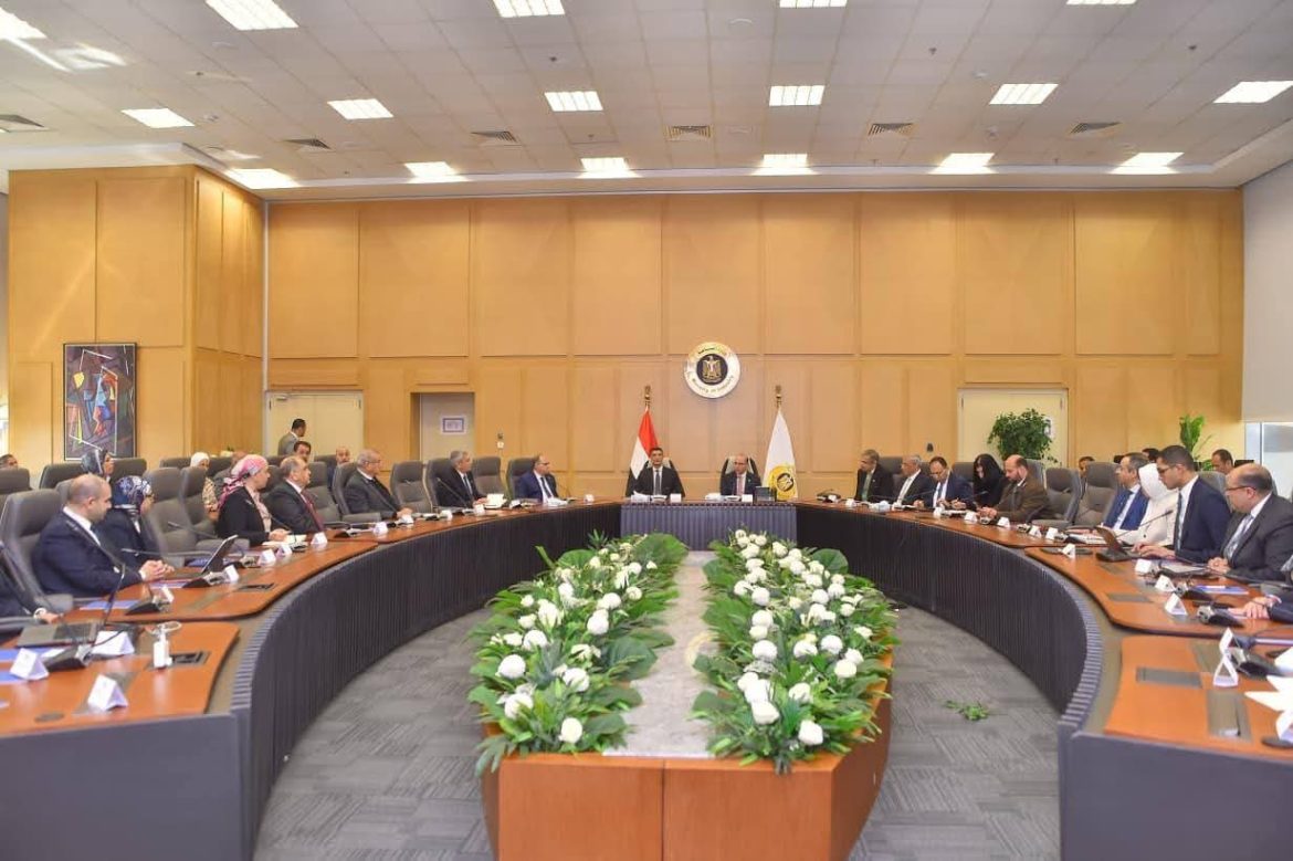 وزيرا الاستثمار والصناعة يبحثان في تنمية قطاع الصناعات الطبية والدوائية