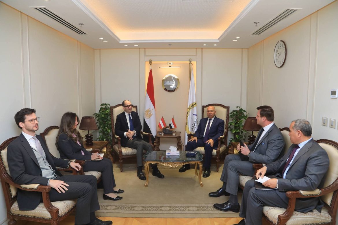 وزير النقل يبحث إنشاء مركز صيانة ماكينات تجديدات السكة مع بلاسر النمساوية