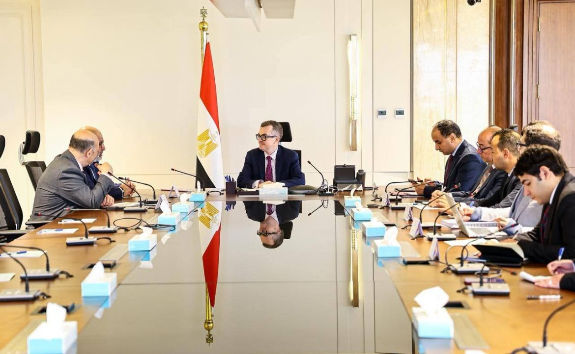 وزير التخطيط يبحث دعم برامج التنمية المحلية مع البنك الدولي