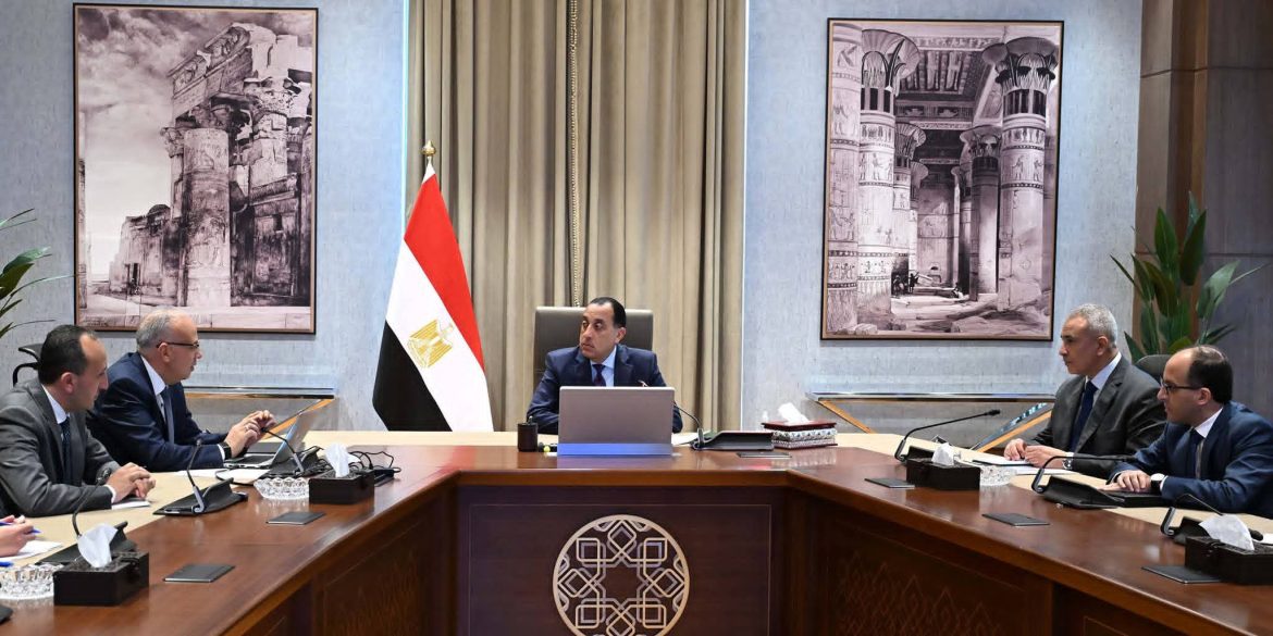 رئيس الوزراء يستعرض عدد من مشروعات وزارة الموارد المائية