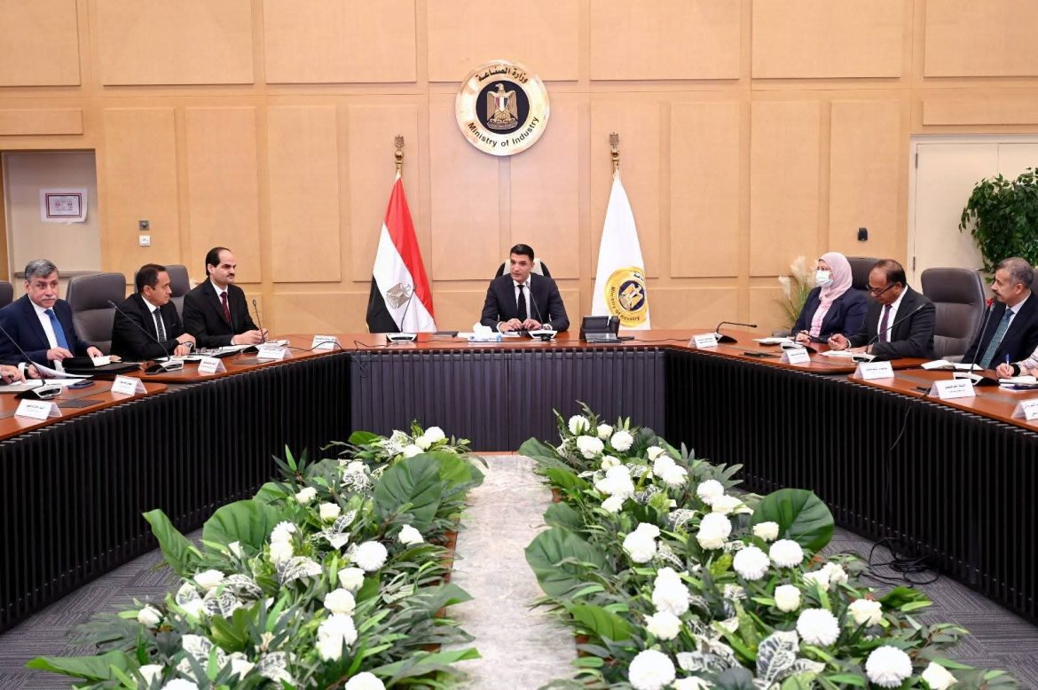 وزير الصناعة: النهوض بقطاع السيراميك في السوق المحلي وأسواق التصدير