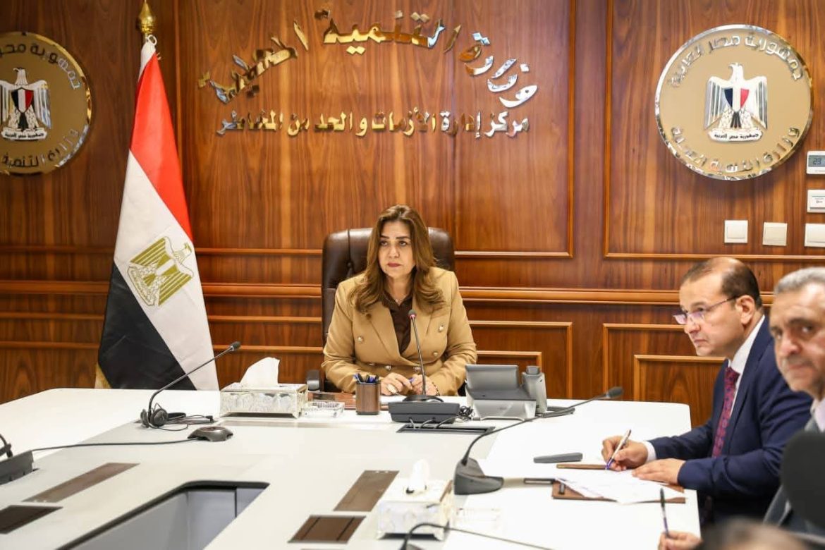 وزيرة التنمية المحلية تتابع تحديد أسعار تعريفة الركوب الجديدة لسيارات الأجرة