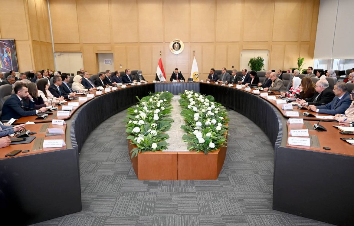 وزير الصناعة يبحث تفعيل دور التنمية الصناعية لنمو وتمكين القطاع الخاص