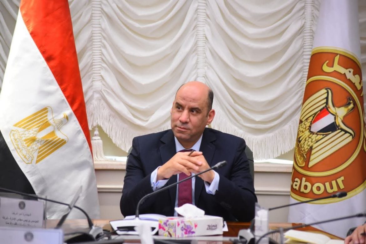 وزير العمل يعتمد اكثر من 2 مليون جنيهًا لـ349 عاملًا في 23 محافظة