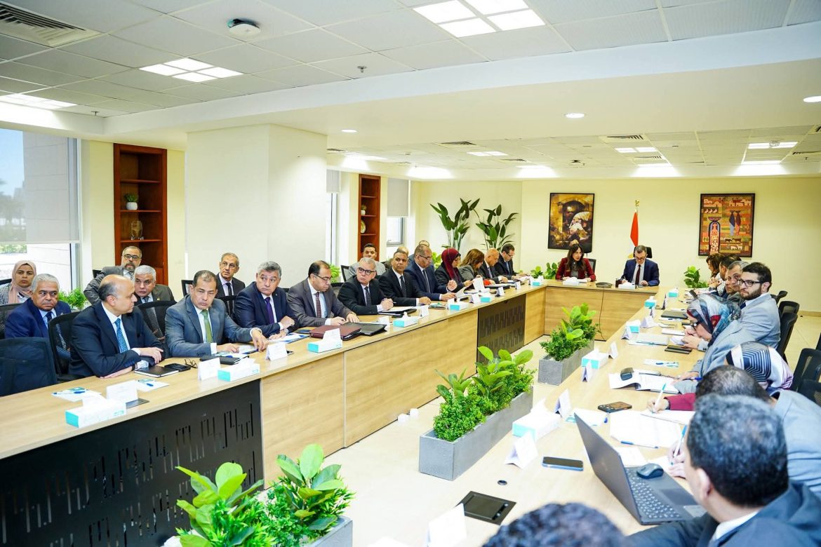 وزير التخطيط يناقش خطة تعزيز التنمية العمرانية مع وزيرة الإسكان