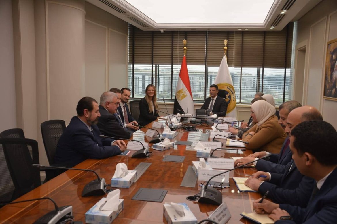 وزير الصناعة يبحث فرص توطين صناعة السيارات مع «مرسيدس-بنز إيجيبت»