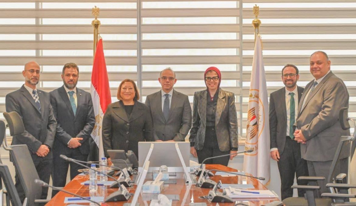 وزير الاستثمار يبحث توطين صناعة السيارات مع وفد «جنرال موتورز»