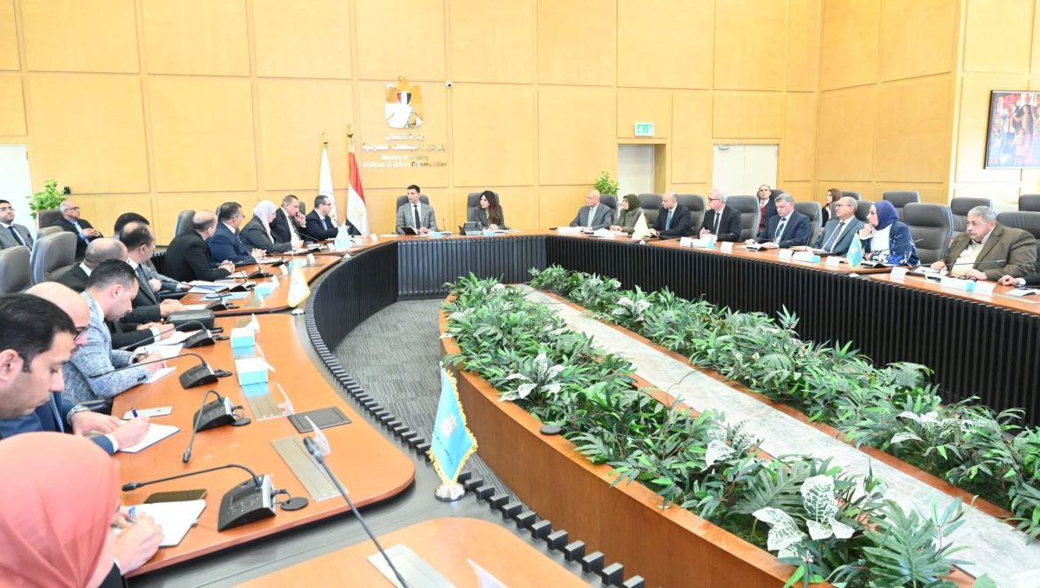 الإسكان والصناعة يتفقان على تسريع تخصيص الأراضي وتطوير المناطق الصناعية