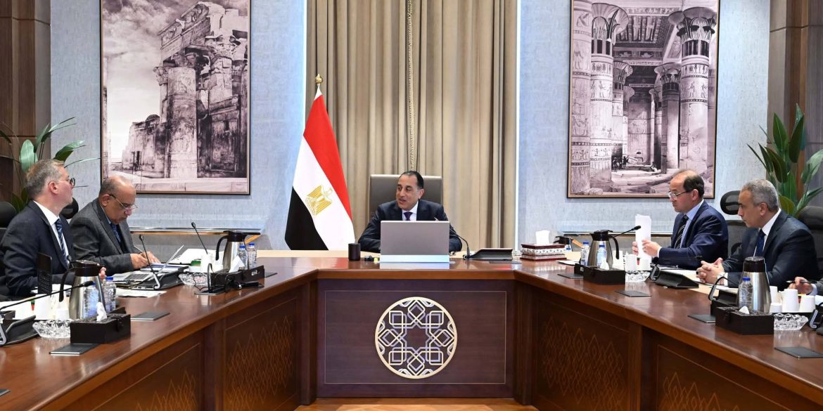 رئيس الوزراء يؤكد أهمية تأمين احتياجات الدولة من المواد البترولية