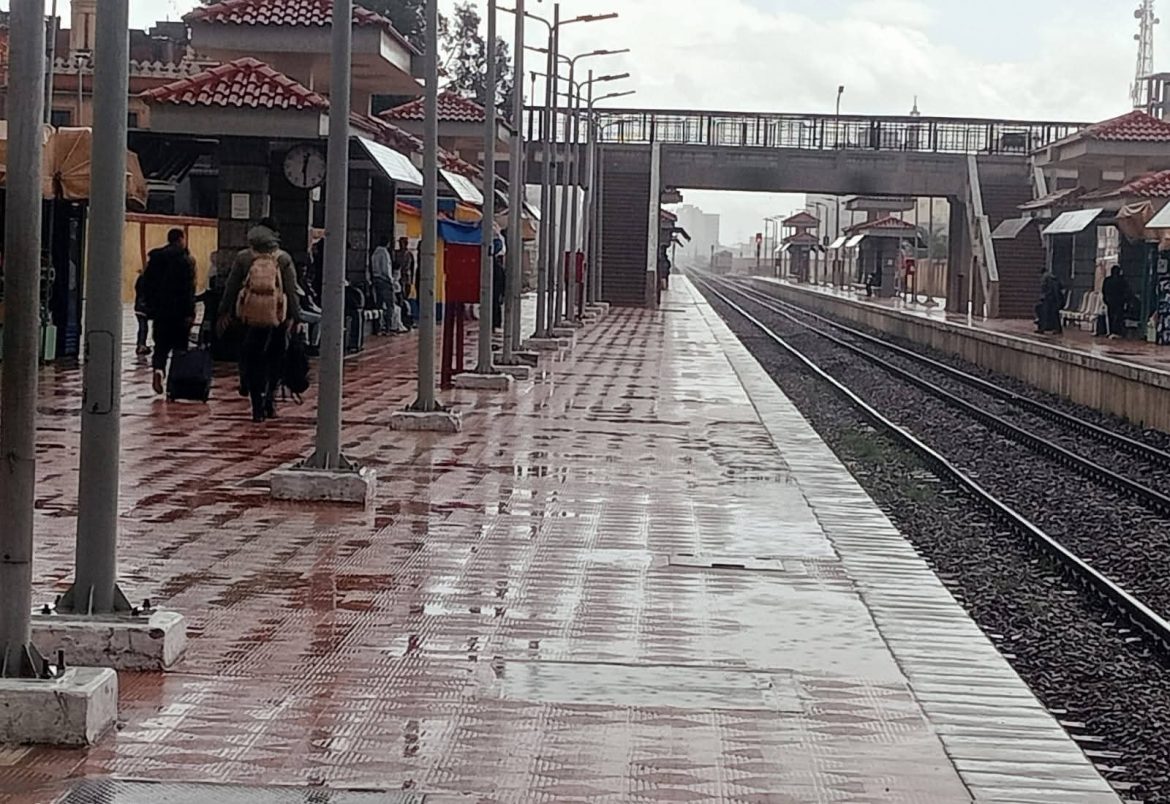 السكك الحديدية تطبق إجراءات طارئة بسبب الطقس.. وتأخيرات محدودة بالقطارات